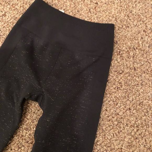 Lululemon crop- size 4 - Picture 2 of 7